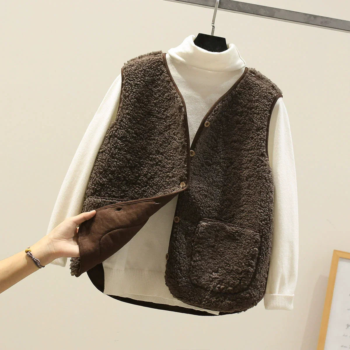 Édith | Gilet Femme Décontracté Effet Teddy Col V avec Boutons et Poches