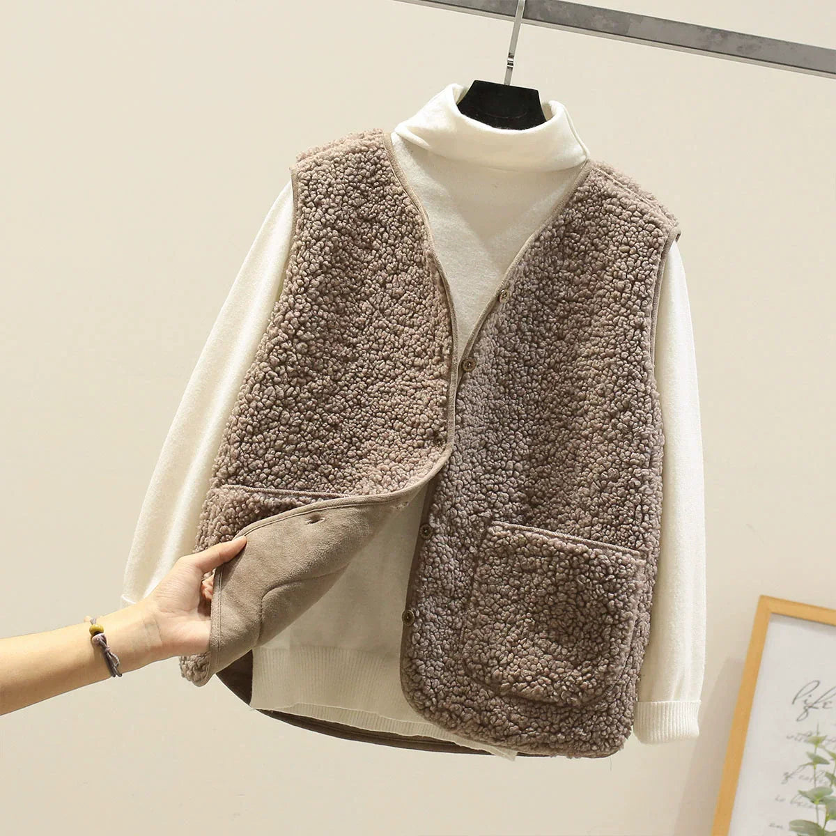 Édith | Gilet Femme Décontracté Effet Teddy Col V avec Boutons et Poches