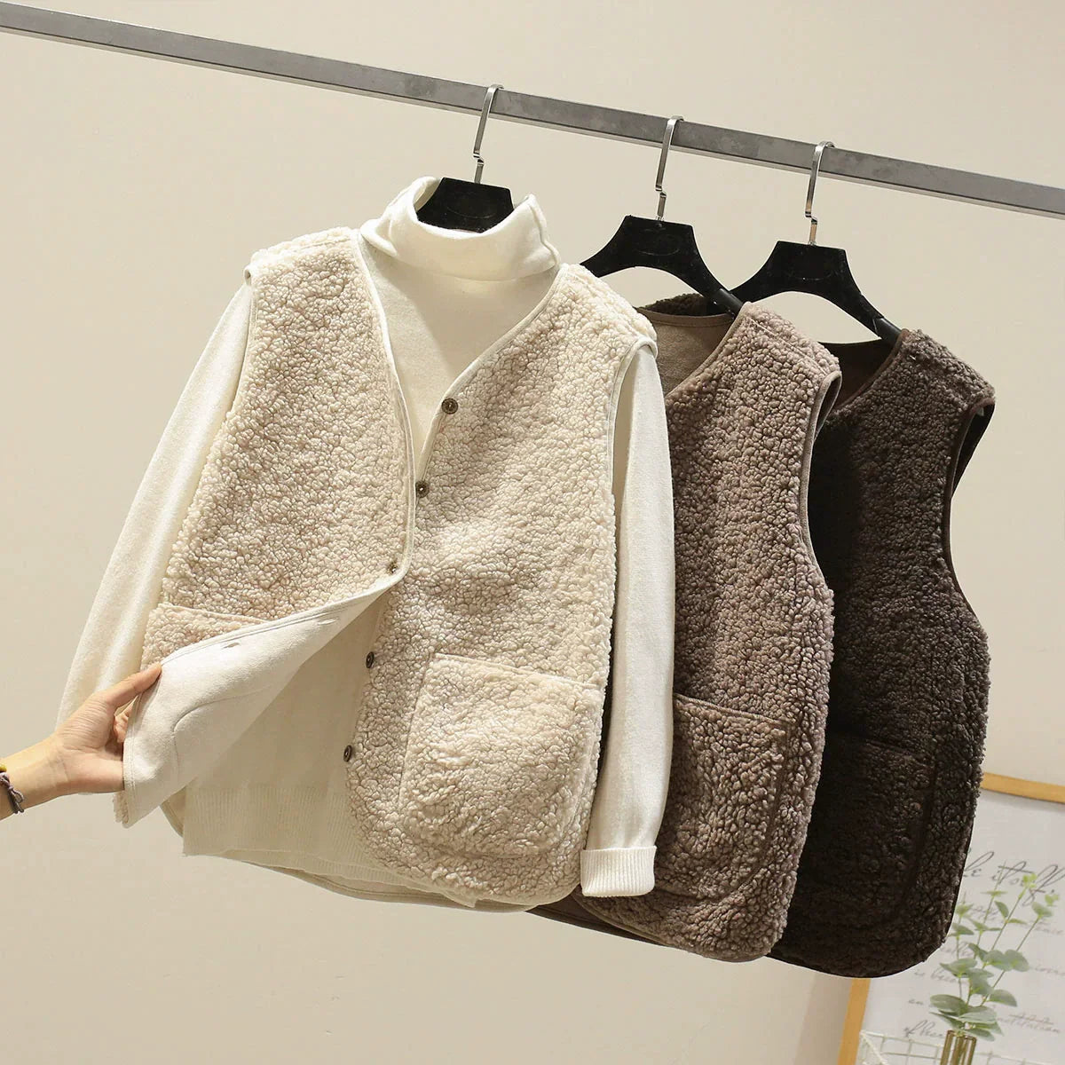 Édith | Gilet Femme Décontracté Effet Teddy Col V avec Boutons et Poches