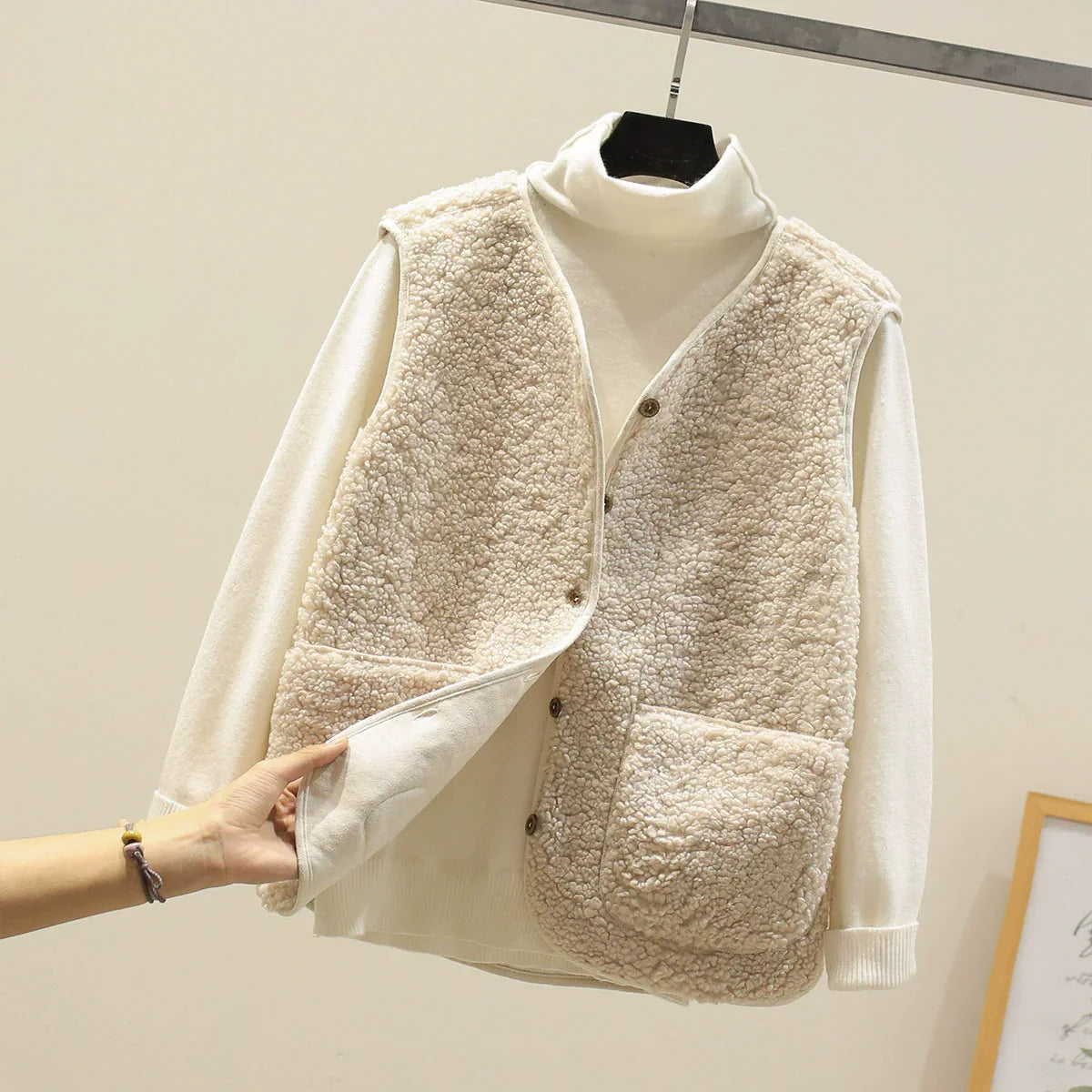 Édith | Gilet Femme Décontracté Effet Teddy Col V avec Boutons et Poches