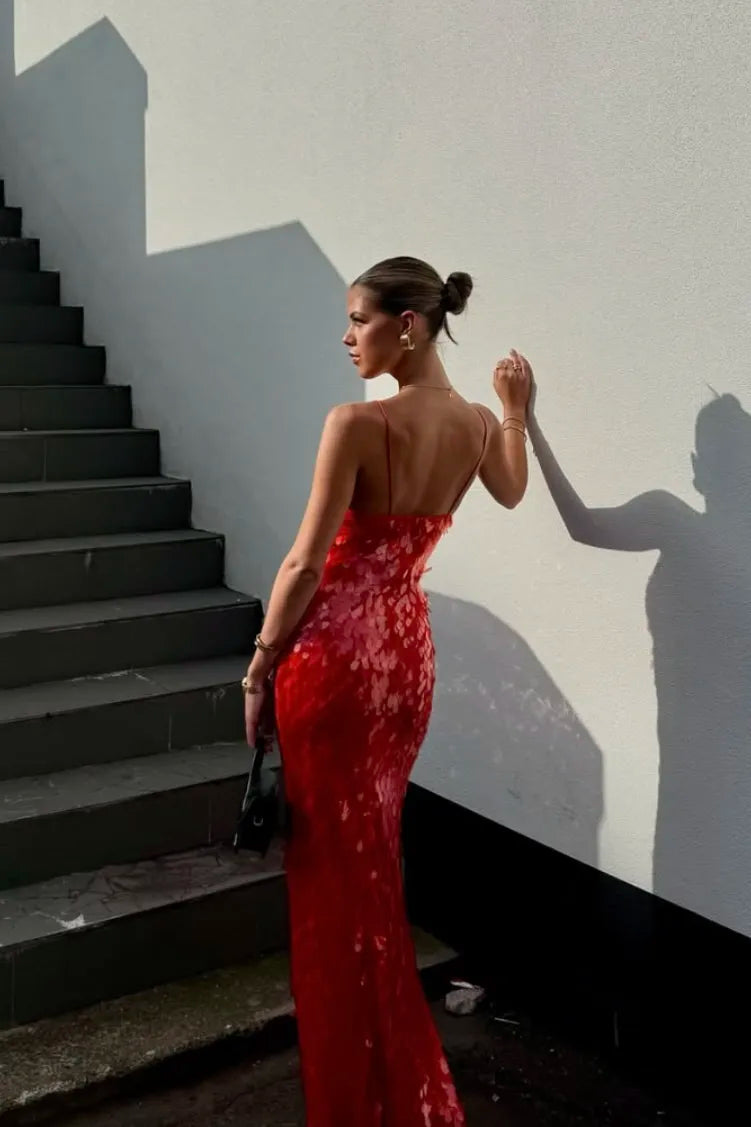 Maëva | Robe Maxi Formelle Rouge à Bretelles Spaghetti, Décolleté Profond, Style Sirène Paillettes