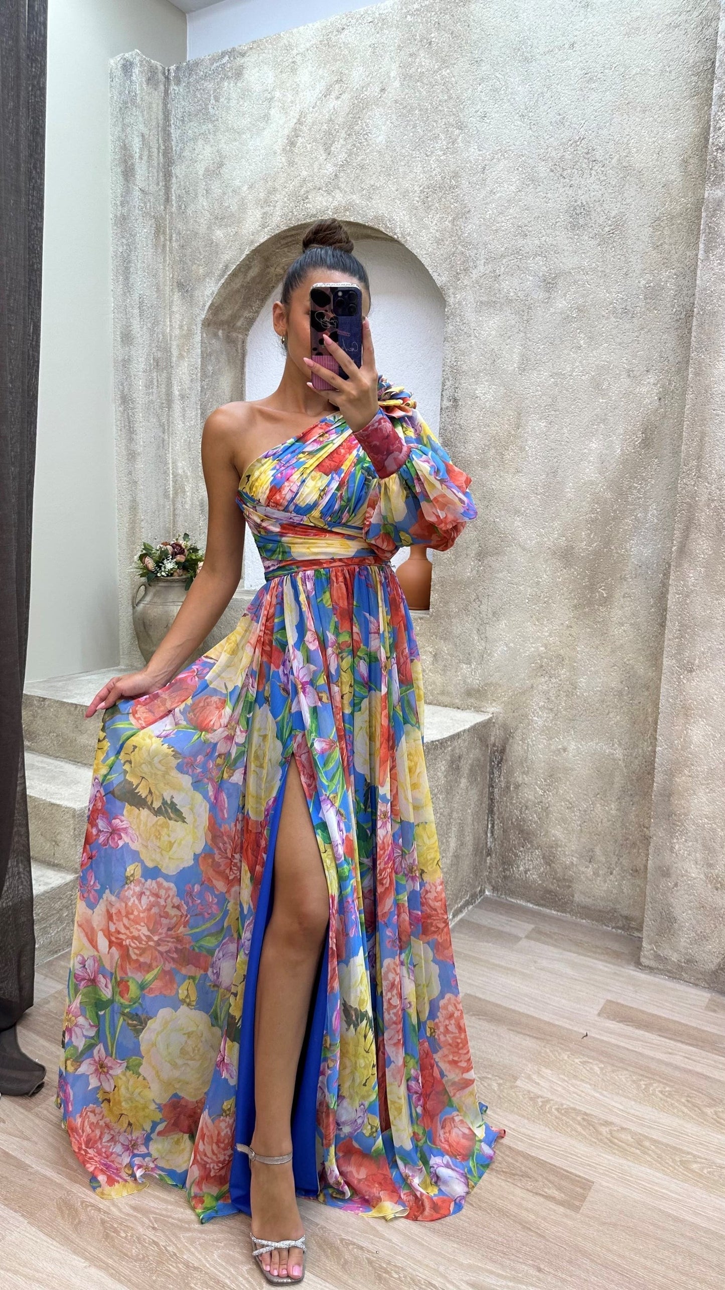 Mazarine | Robe Maxi Formelle Épaule Dégagée, Manches Bouffantes, Taille Cintrée, Fente sur Jambes, Motif Floral Multicolore