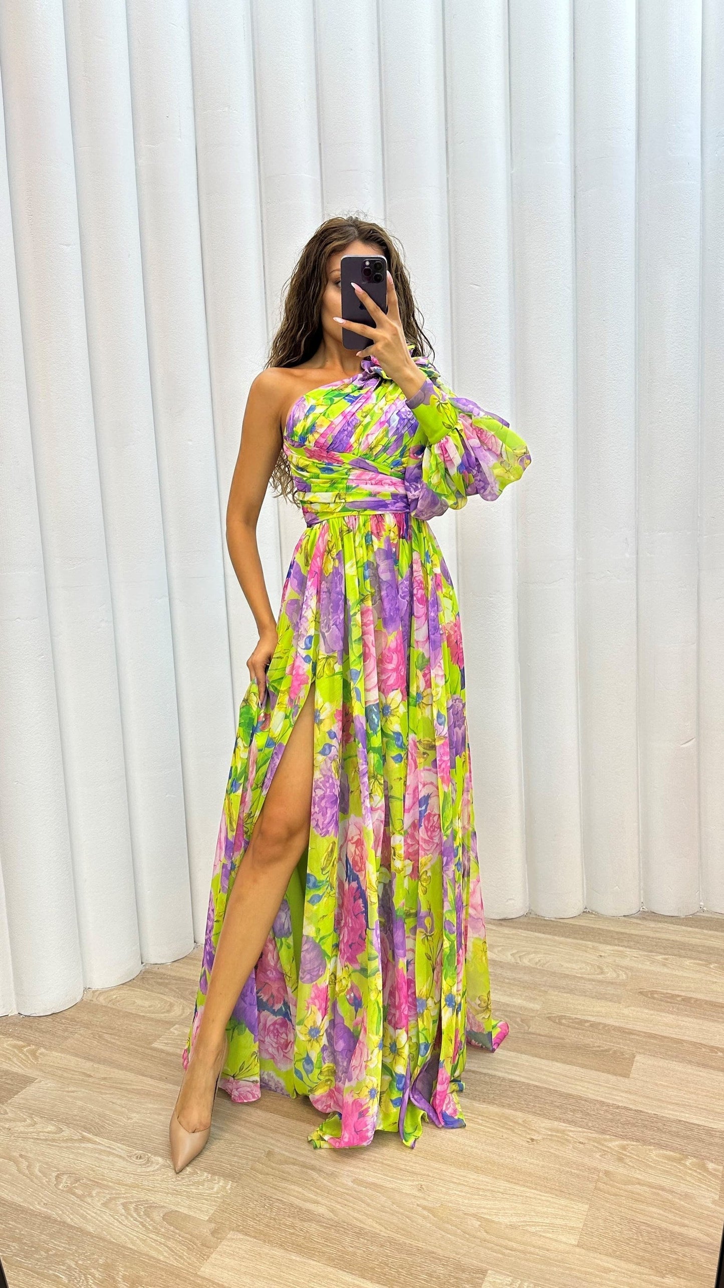 Mazarine | Robe Maxi Formelle Épaule Dégagée, Manches Bouffantes, Taille Cintrée, Fente sur Jambes, Motif Floral Multicolore