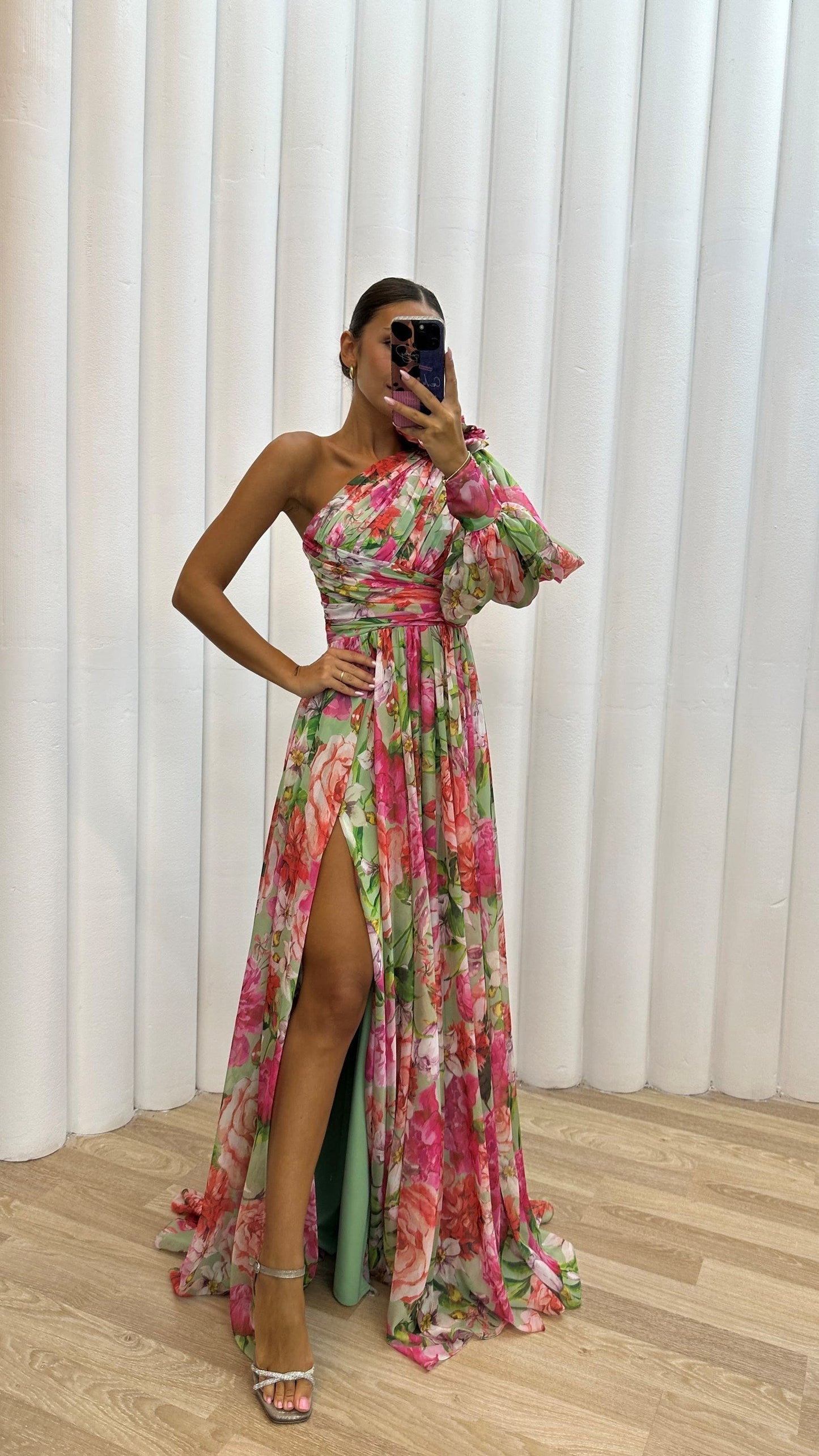 Mazarine | Robe Maxi Formelle Épaule Dégagée, Manches Bouffantes, Taille Cintrée, Fente sur Jambes, Motif Floral Multicolore