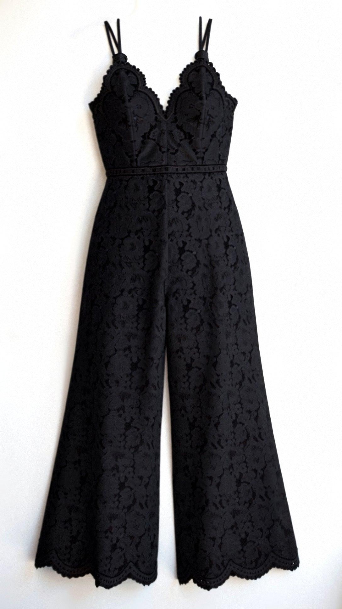 Zénaïs | Jumpsuit Femme Spaghetti Strap – Décolleté V Profond et Pantalon Évasé avec Dentelle Élégante