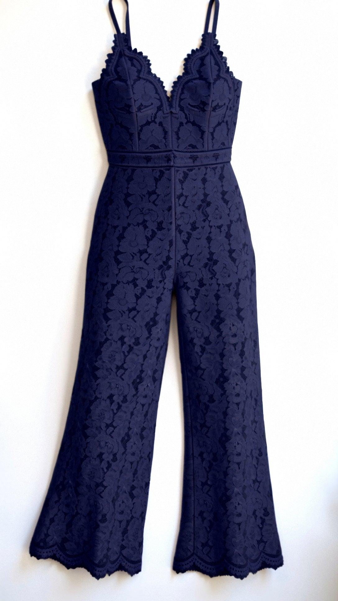 Zénaïs | Jumpsuit Femme Spaghetti Strap – Décolleté V Profond et Pantalon Évasé avec Dentelle Élégante