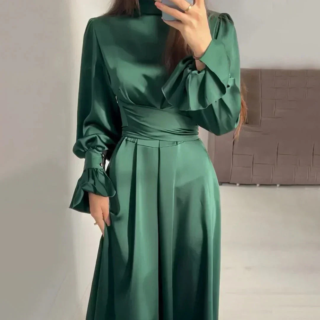Cléonisse | Robe maxi satinée femme vert foncé col roulé et manches bouffantes