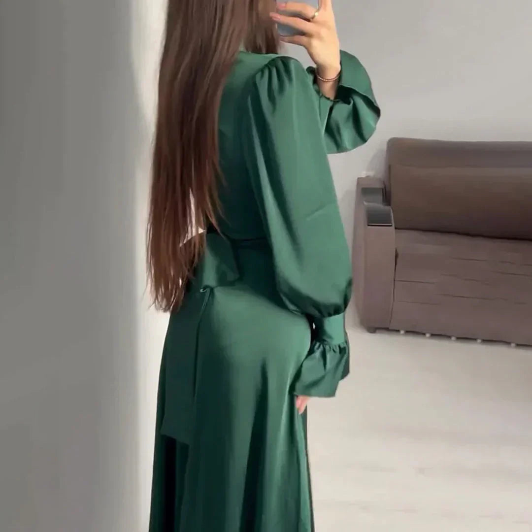 Cléonisse | Robe maxi satinée femme vert foncé col roulé et manches bouffantes