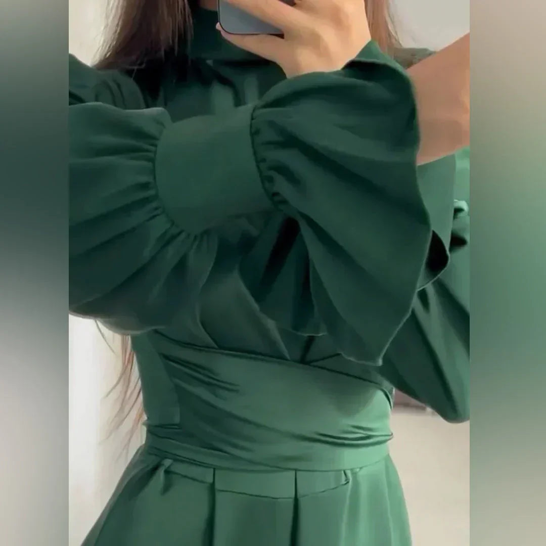 Cléonisse | Robe maxi satinée femme vert foncé col roulé et manches bouffantes