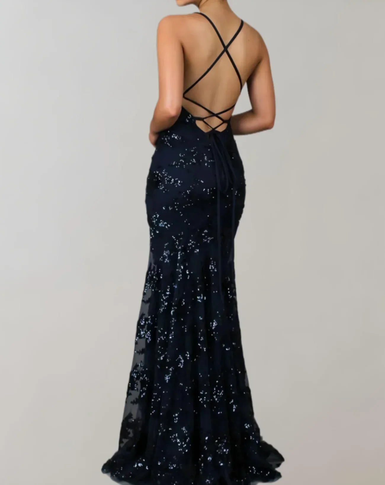 Abrielle | Robe Noire Longue à Sequins – Décolleté Plongeant & Bretelles Fines – Élégante Tenue de Soirée Femme