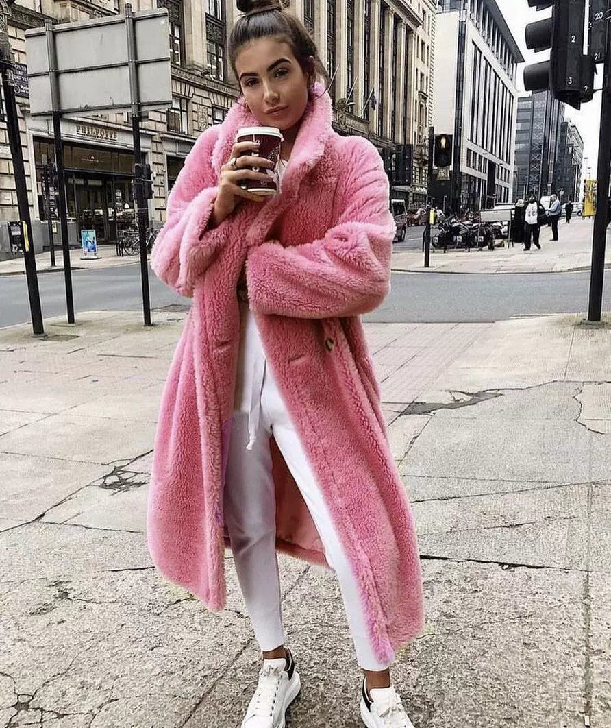 Coralie | Manteau Long Femme Relaxed Fit en Texture Teddy Douce avec Capuche et Col Revers à 2 Boutons