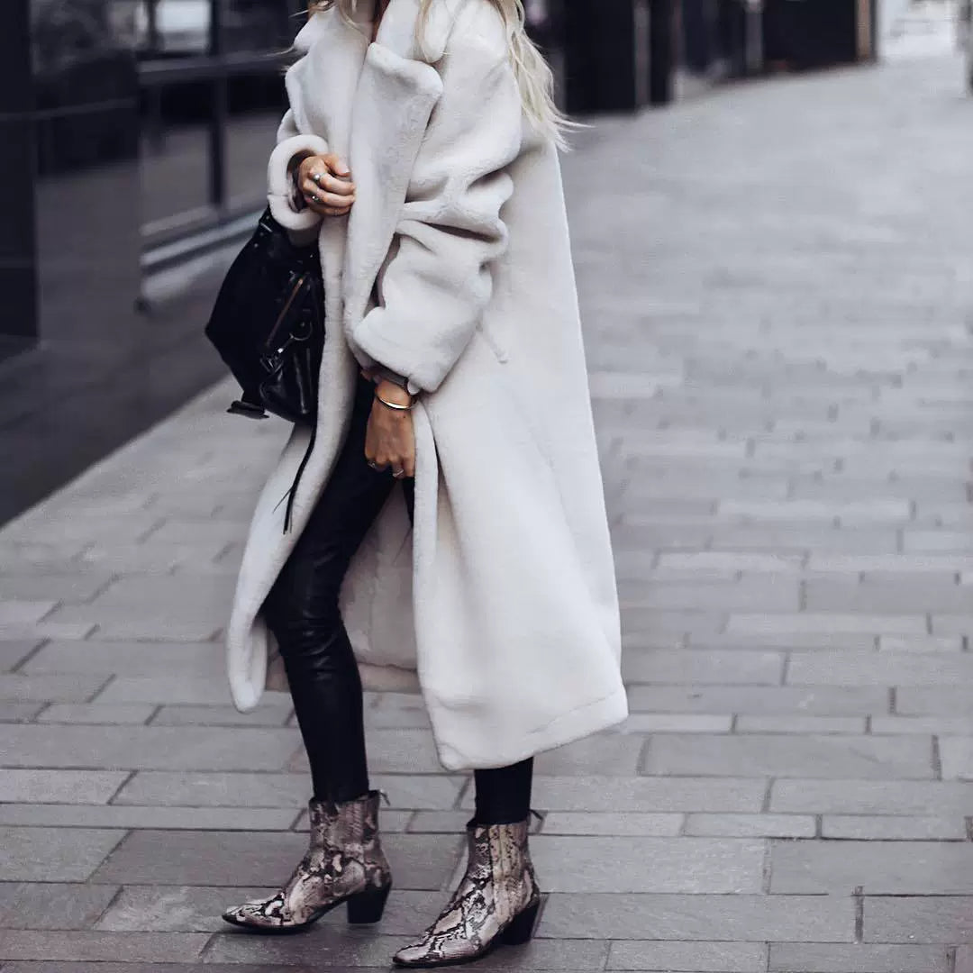 Coralie | Manteau Long Femme Relaxed Fit en Texture Teddy Douce avec Capuche et Col Revers à 2 Boutons