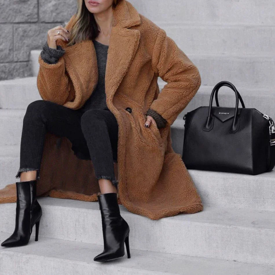 Coralie | Manteau Long Femme Relaxed Fit en Texture Teddy Douce avec Capuche et Col Revers à 2 Boutons