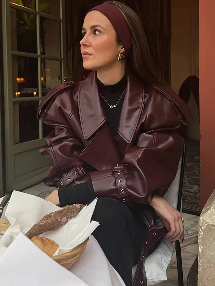 Cléa-Louise | Veste oversize effet cuir bordeaux femme avec larges revers et ceinture