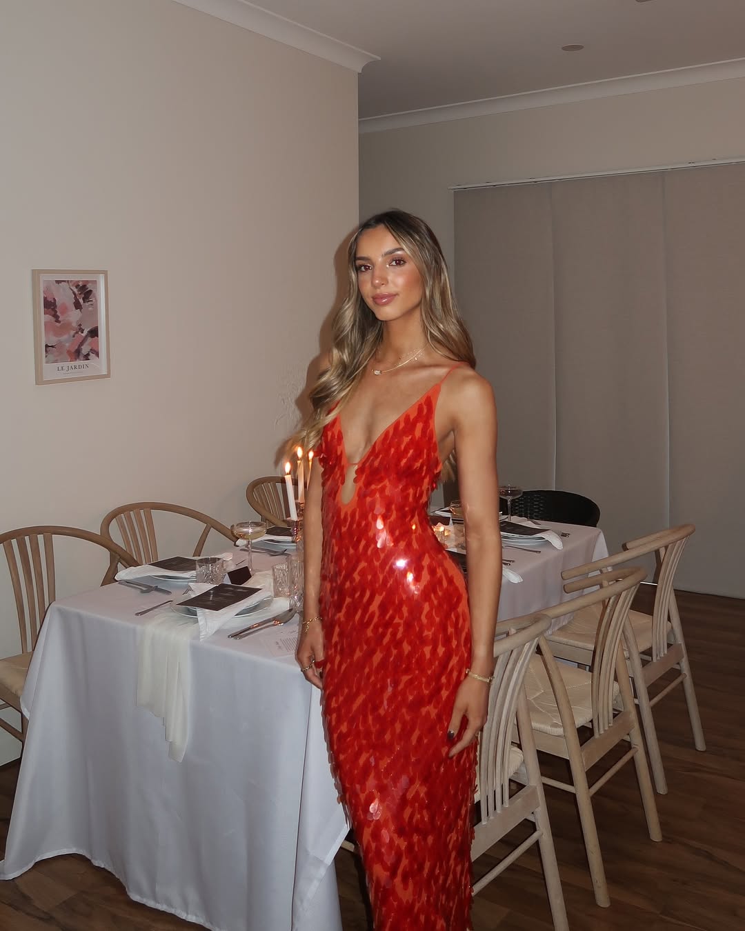 Maëva | Robe Maxi Formelle Rouge à Bretelles Spaghetti, Décolleté Profond, Style Sirène Paillettes
