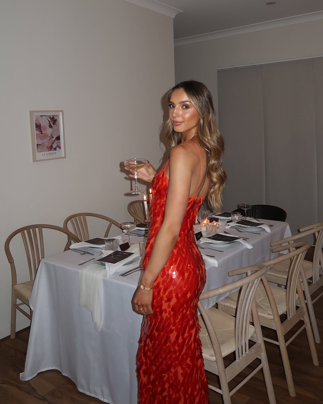 Maëva | Robe Maxi Formelle Rouge à Bretelles Spaghetti, Décolleté Profond, Style Sirène Paillettes