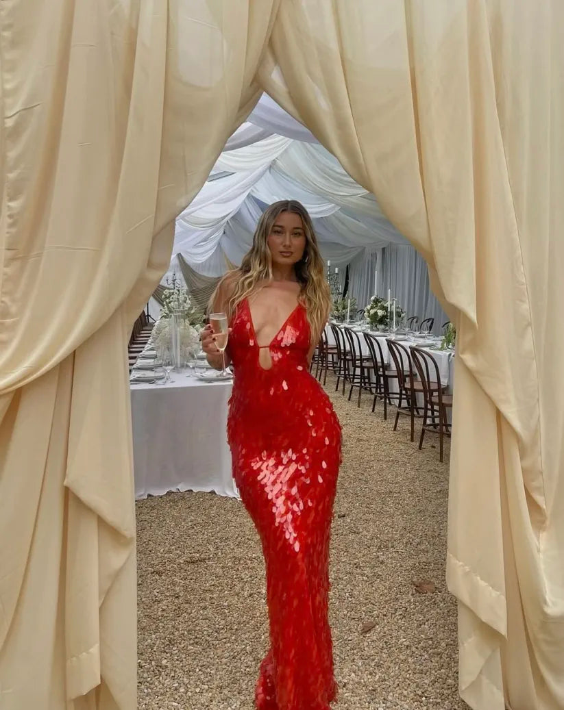 Maëva | Robe Maxi Formelle Rouge à Bretelles Spaghetti, Décolleté Profond, Style Sirène Paillettes