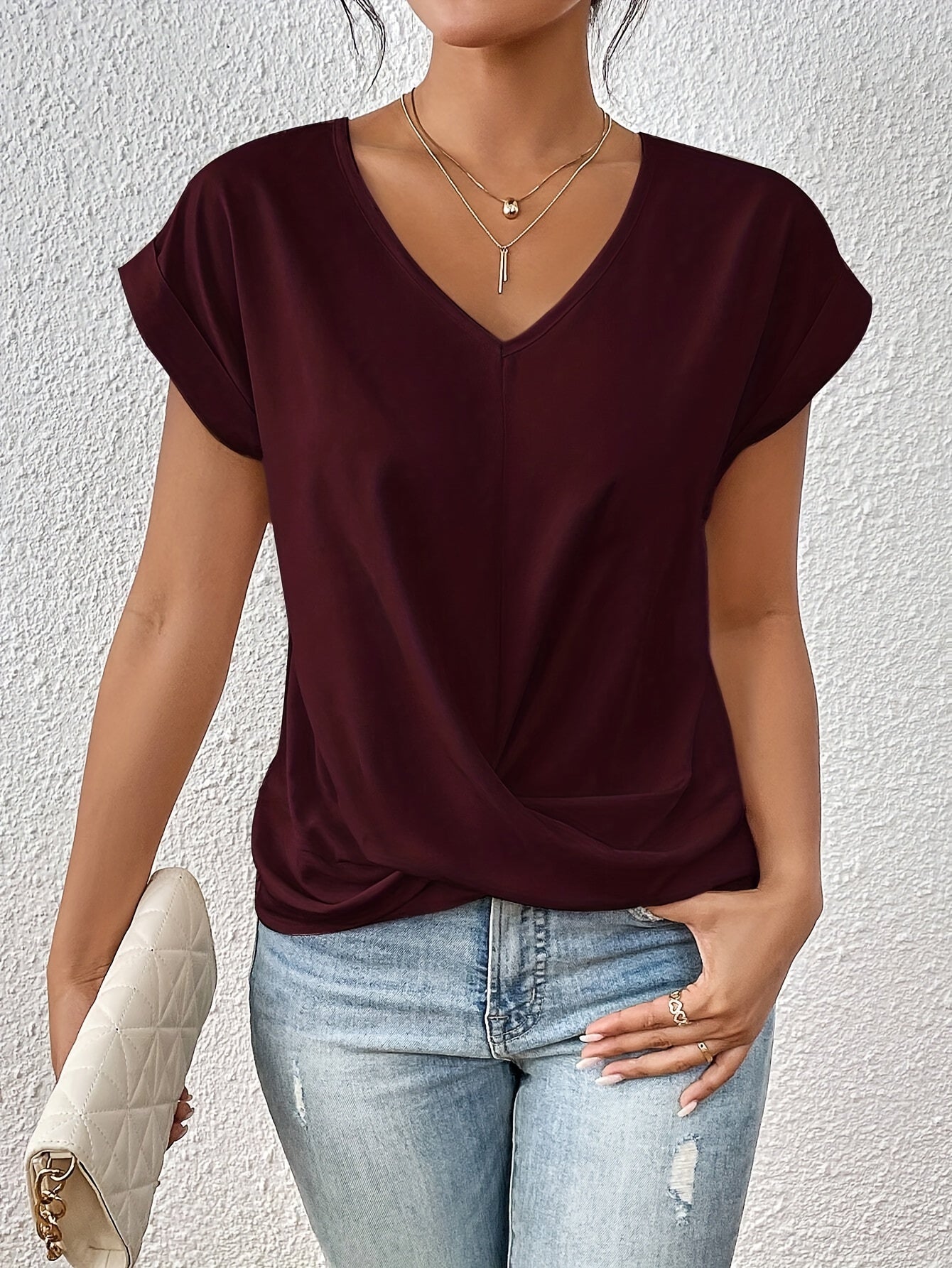 Florelle | T-shirt Classique à Col V, Manches Courtes et Ourlet Twisté – Élégant et Confortable