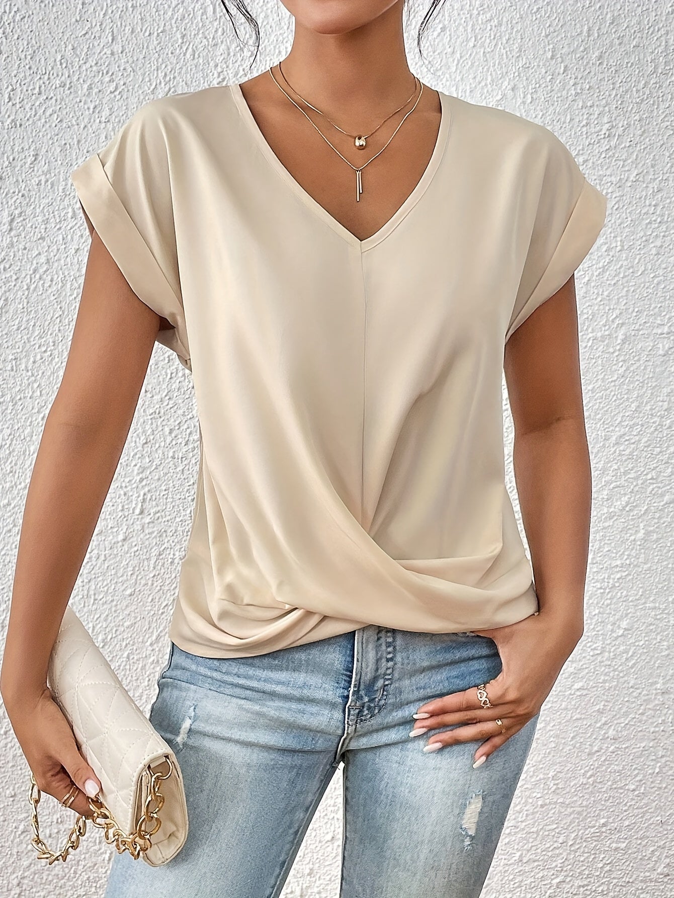 Florelle | T-shirt Classique à Col V, Manches Courtes et Ourlet Twisté – Élégant et Confortable