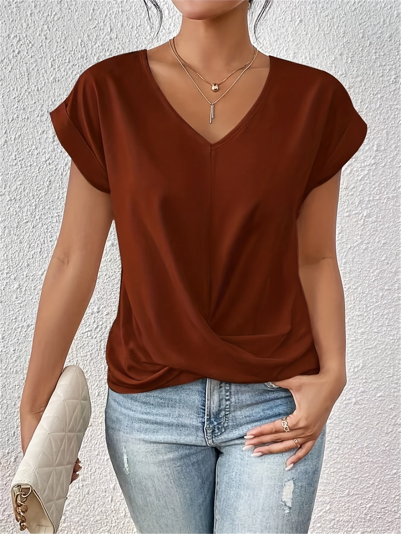 Florelle | T-shirt Classique à Col V, Manches Courtes et Ourlet Twisté – Élégant et Confortable