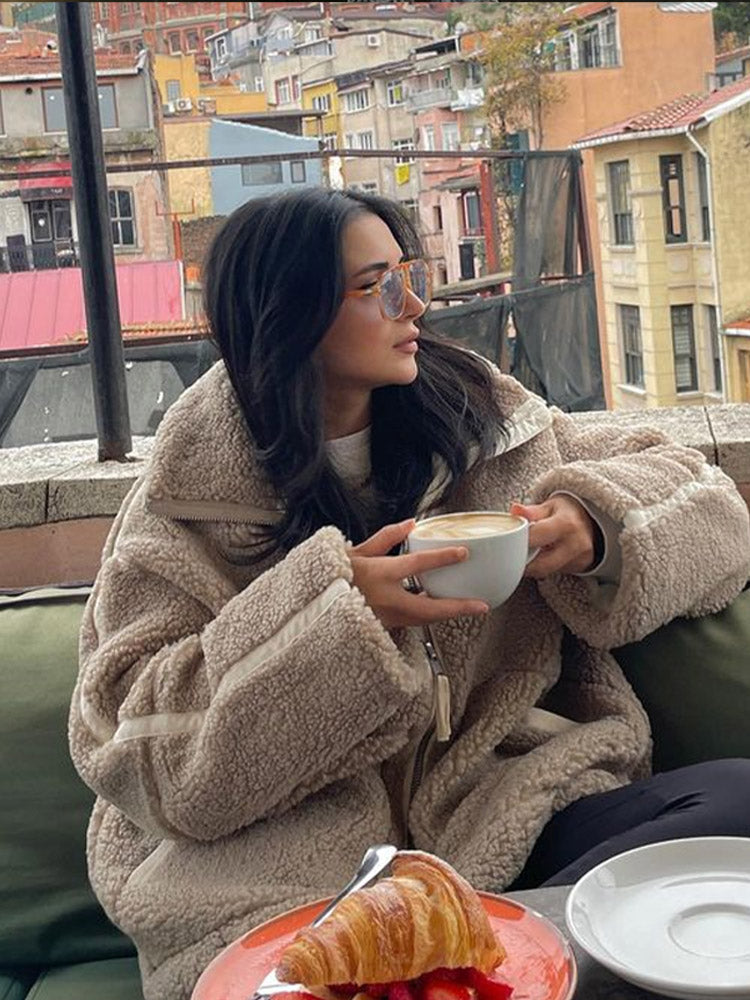 Corisande-Marie | Veste oversize femme en peluche teddy avec fermeture éclair et col montant