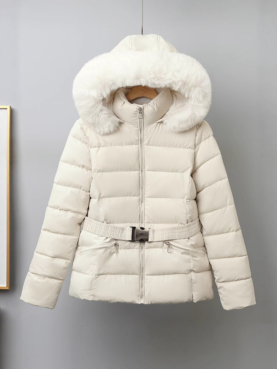 Clarisse | Doudoune Femme Cintrée avec Ceinture, Capuche Amovible à Finition Fourrure et Design Matelassé