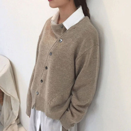 Cendrine | Cardigan femme en maille avec boutons asymétriques, élégant et confortable