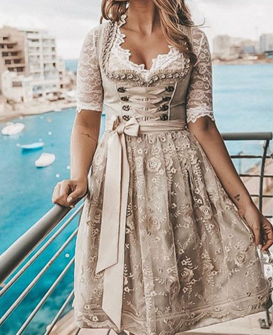 Dirndl | Robe traditionnelle allemande avec corsage à lacets et blouse en dentelle