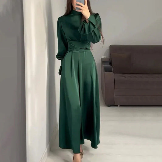 Cléonisse | Robe maxi satinée femme vert foncé col roulé et manches bouffantes
