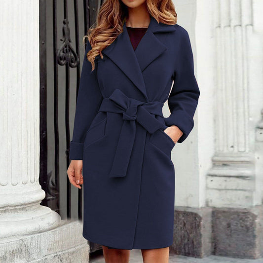 Cléandre | Manteau long classique femme à ceinture et col à revers