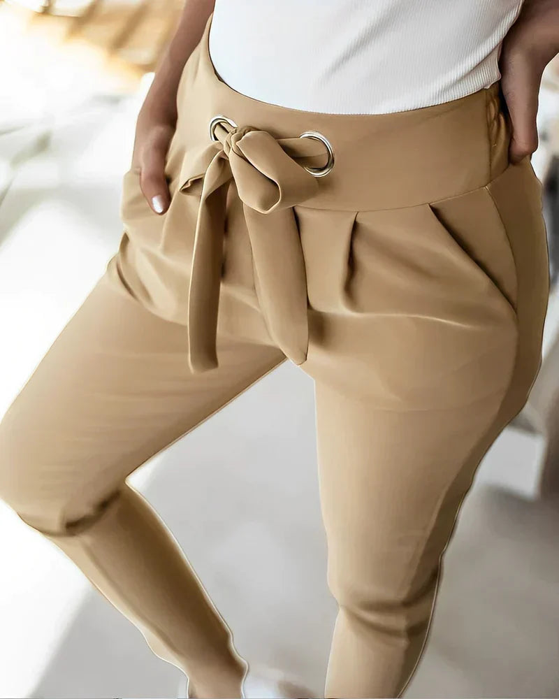 Annabelle | Pantalon Tailoré Femme avec Ceinture Détail - Coupe Slim Parfait pour Bureau et Occasions Décontractées