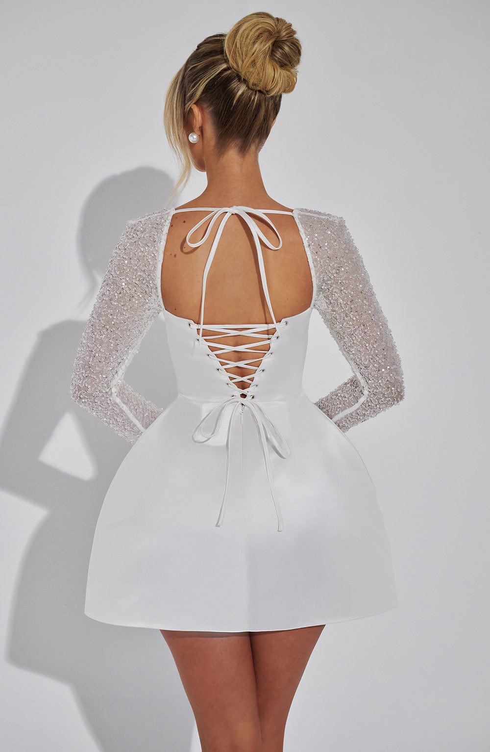 Robe Satinée Courte Femme avec Manches Mesh Pailletées – Glamour, Chic & Scintillante