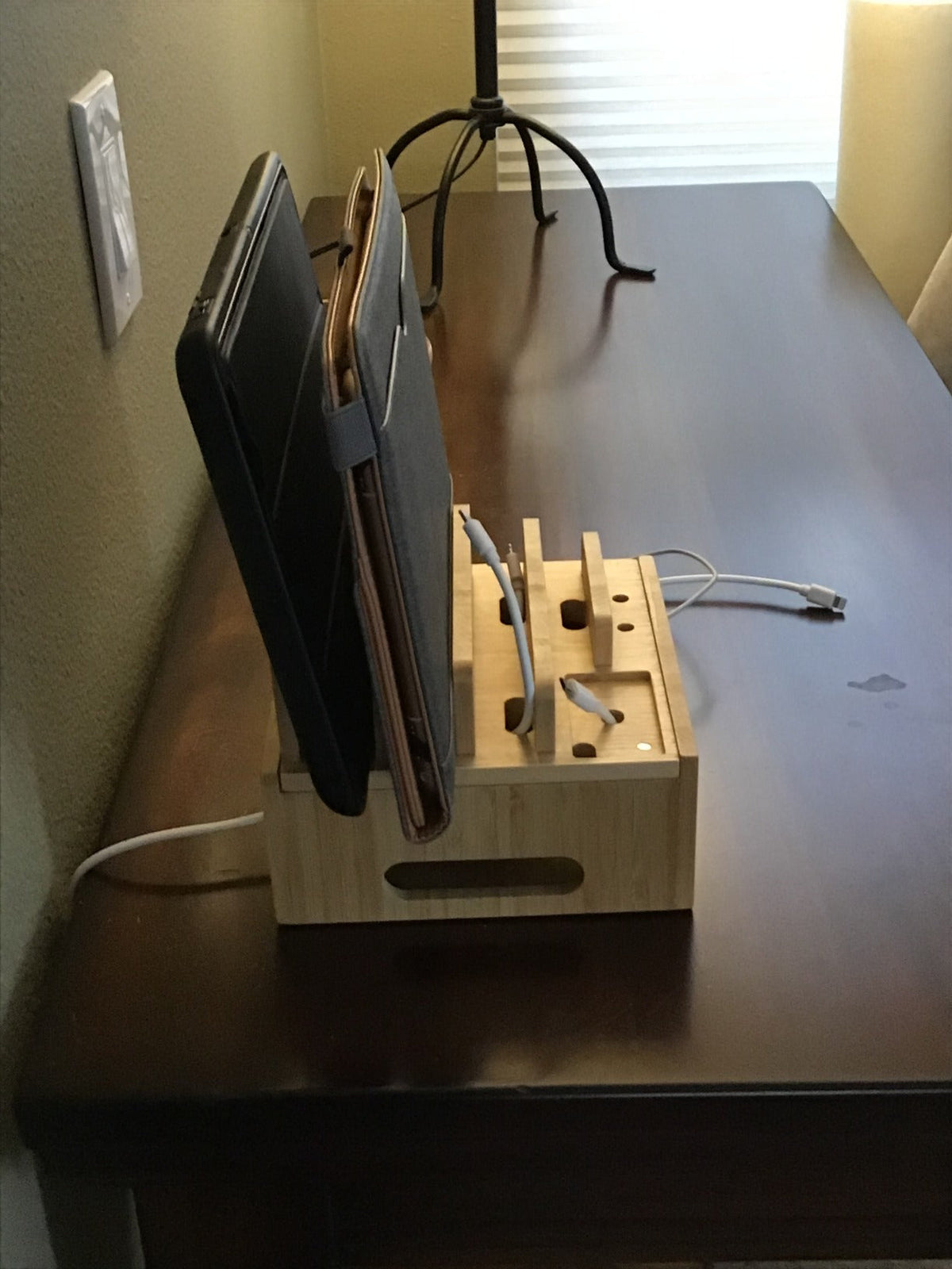 Tekavo™ | Bambus-Ladestation mit 5-Port-USB-Ladegerät und Kabelmanagement