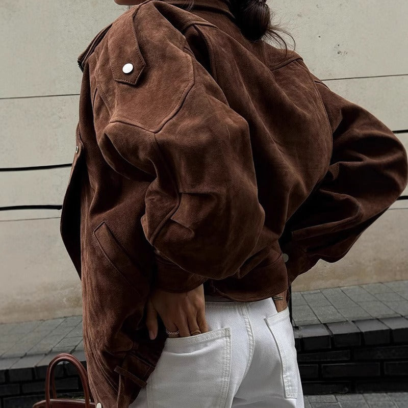Fanny | Veste Bomber Femme Oversize Marron, Suédine Élégante, Fermeture Asymétrique, Épaulettes