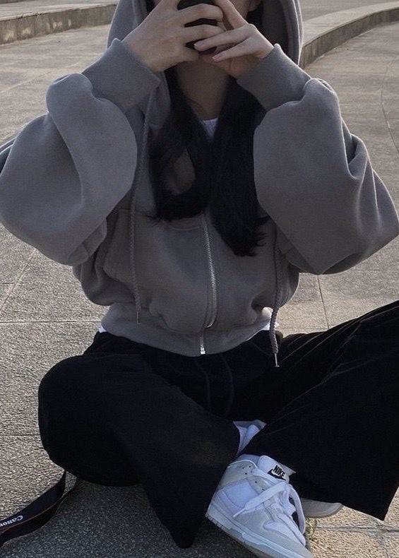 Veste à capuche raccourcie pour femme avec fermeture à glissière – Sportive, Confortable & Stylée