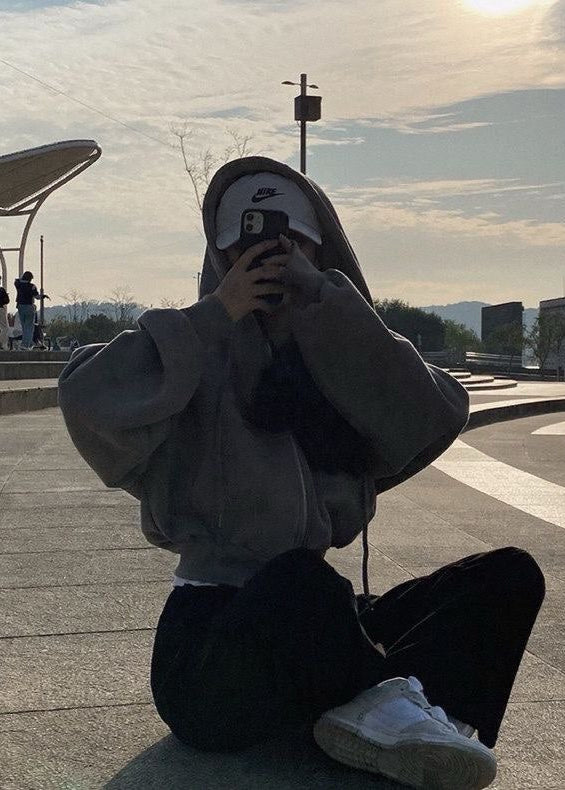 Veste à capuche raccourcie pour femme avec fermeture à glissière – Sportive, Confortable & Stylée