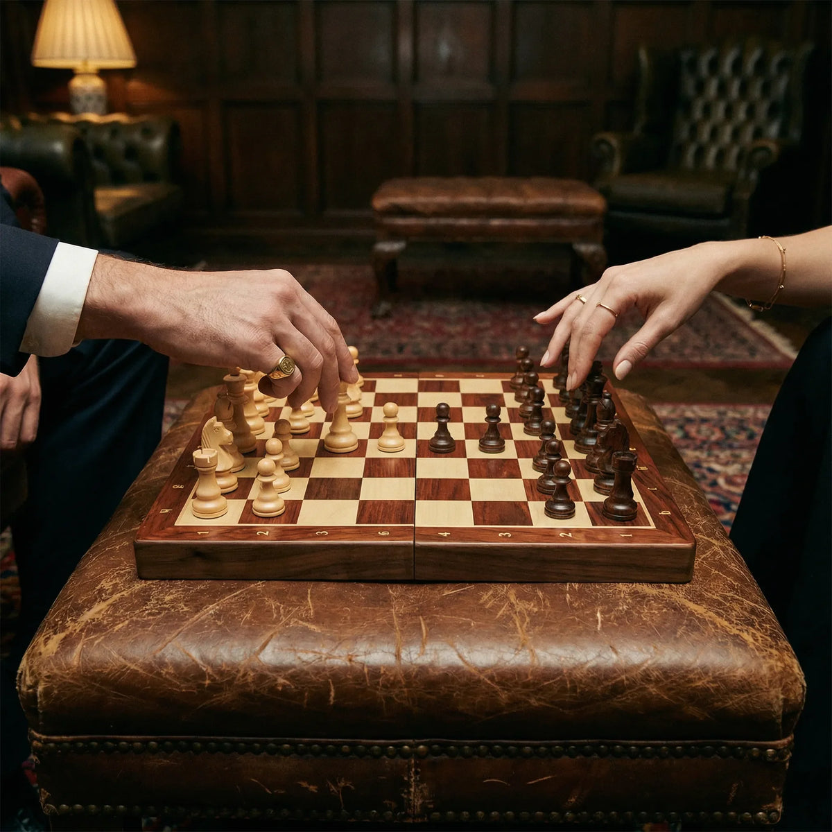 WoodenMate™ | Faltbares Holzschachspiel mit handgefertigten Figuren